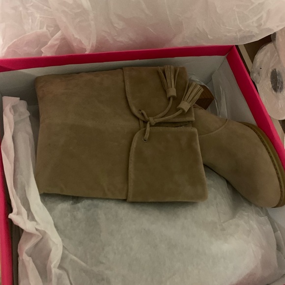 Boots - Picture 6 of 9